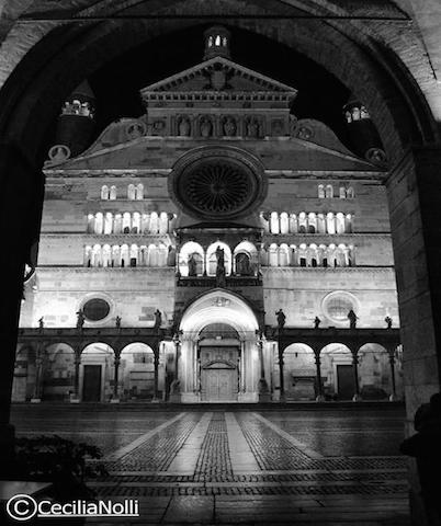 Duomo di Cremona visto di notte.jpg - Il Duomo di Cremona si può ammirare sia di giorno che di notte grazie
                    all' importante piano di illuminazione che permette una stupenda vista anche di notte.